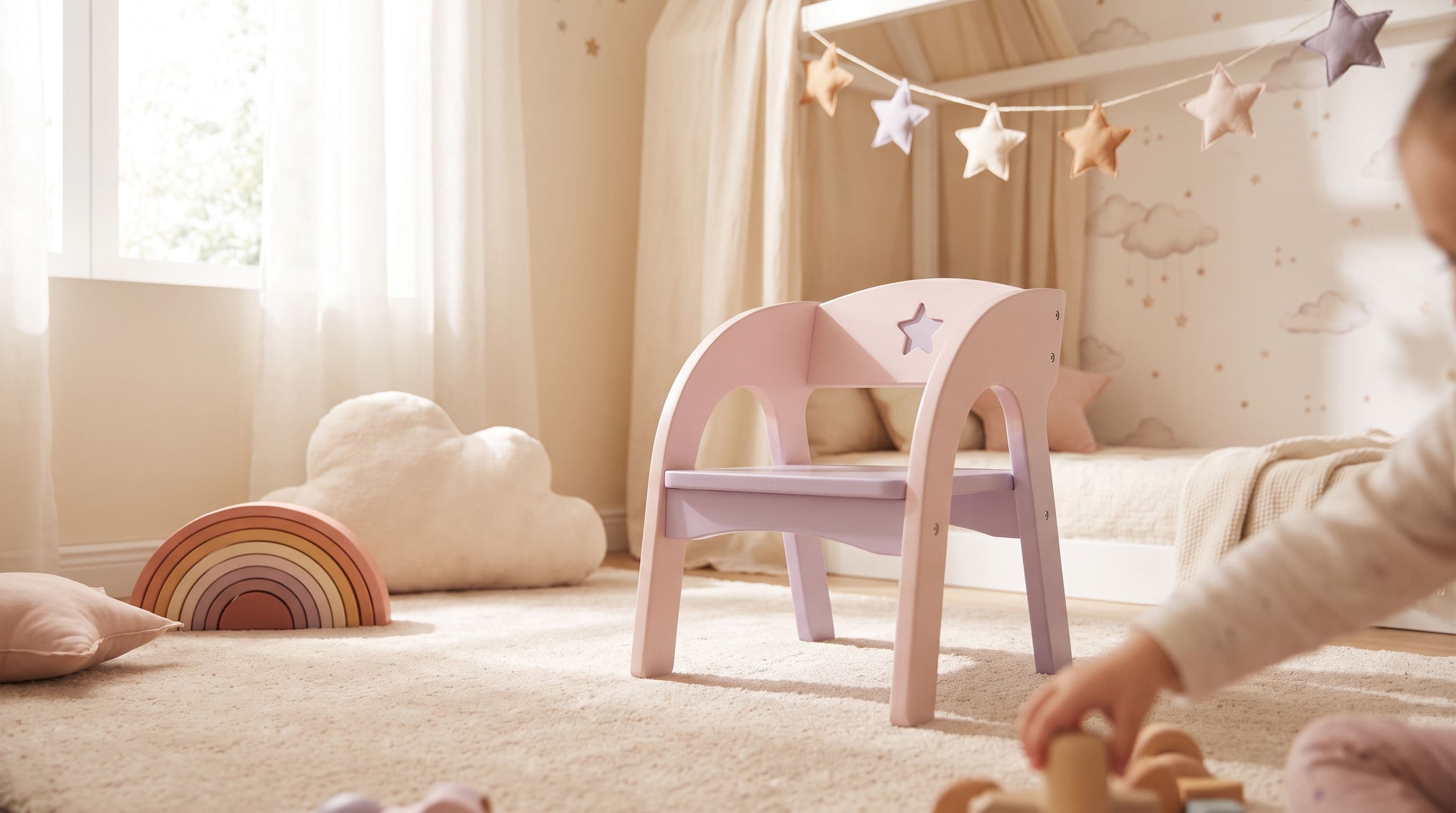 Enfant riant sur une chaise pastel dans une chambre onirique